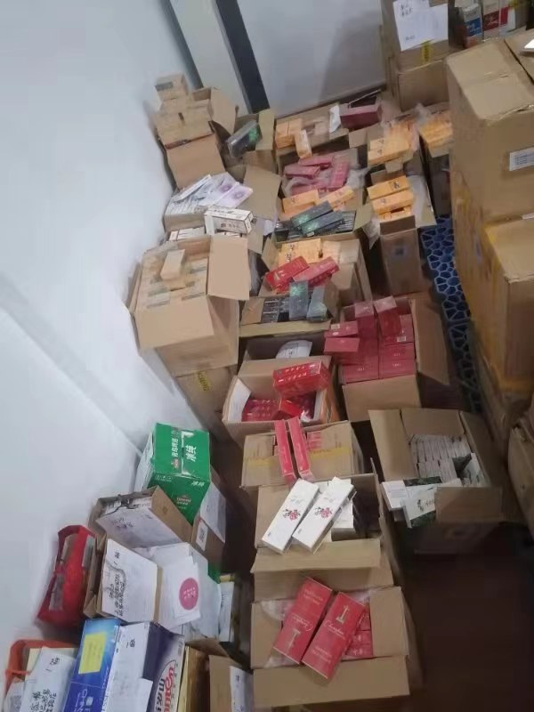 上海4家高端专卖店卖假中华、熊猫烟，警方缴获6000余条插图