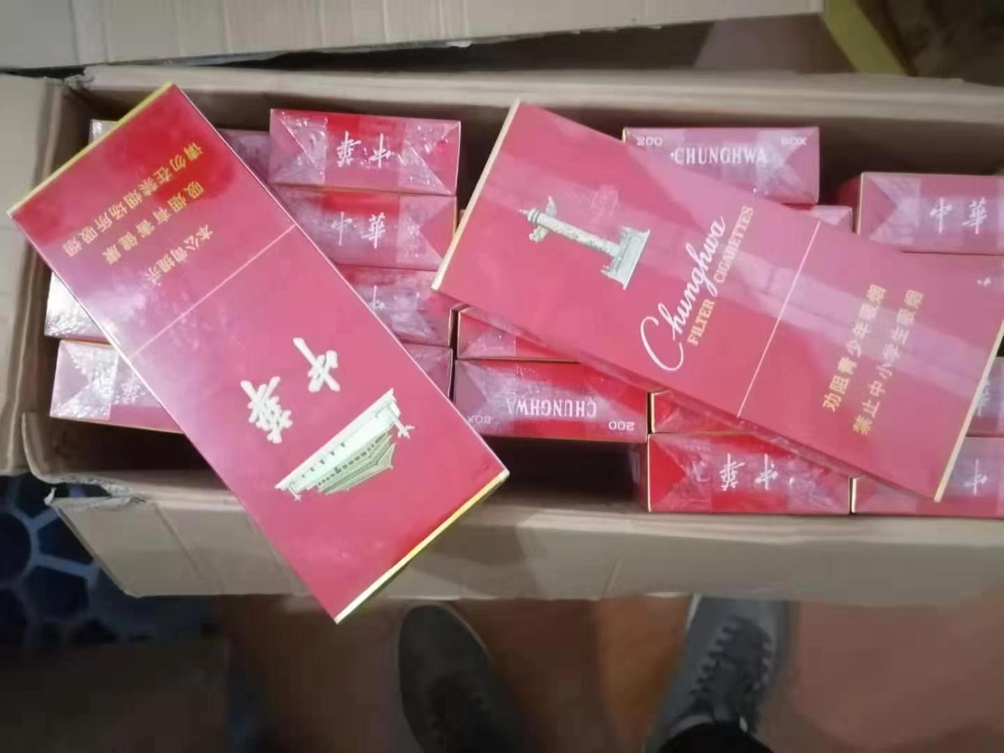 上海4家高端专卖店卖假中华、熊猫烟，警方缴获6000余条插图1